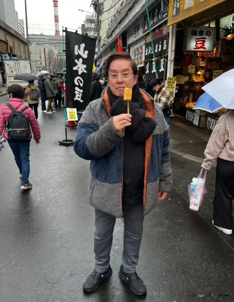 谭咏麟在日本，这摄像师必须扣鸡腿，把谭校长1米8的身高拍成1米5，整得一点巨星风