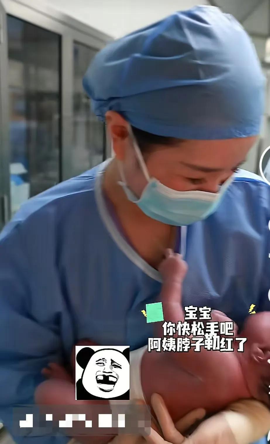 河南，一宝宝刚出生，没想到宝宝睁开眼睛的第一件事竟然是看上了助产师脖子上的金项链