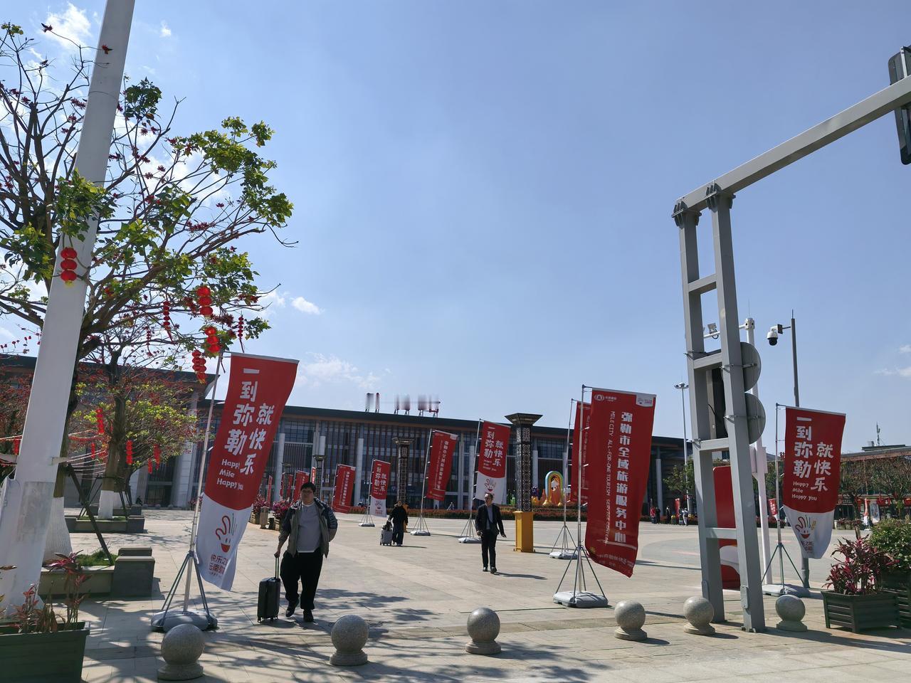 1.遗忘在于突然的想起，虽然听起来很矛盾。实际上，也很矛盾。
2.开心的日子总是