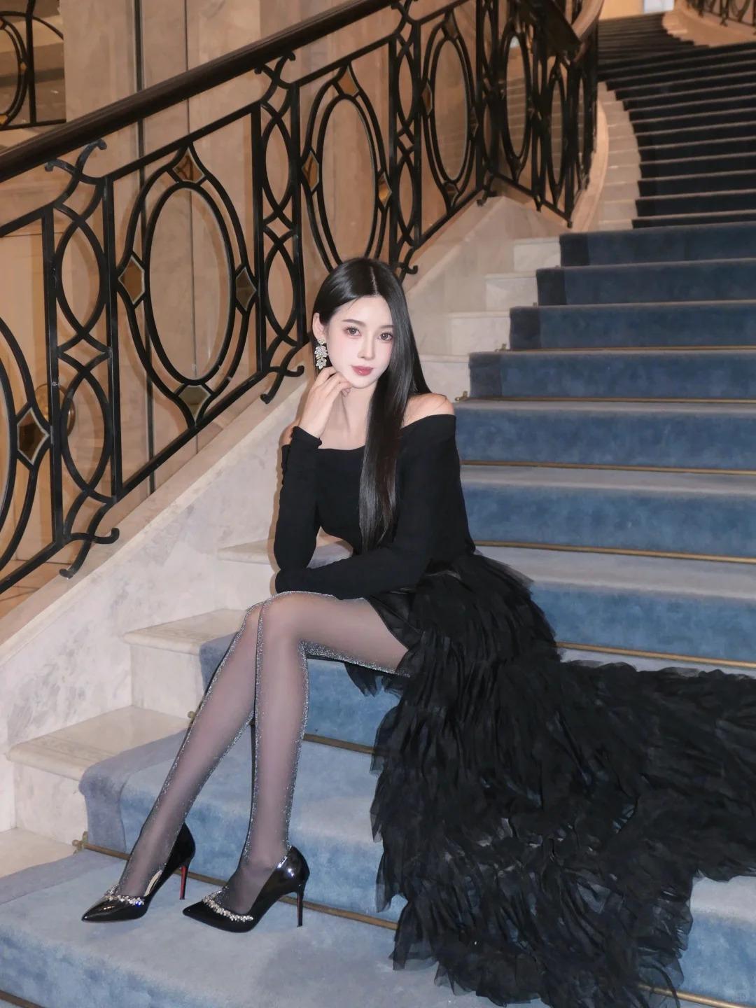 black只能酷飒，女友这套搭配直接解锁暗黑仙气感，温柔与冷艳撞出满分氛围感。黑