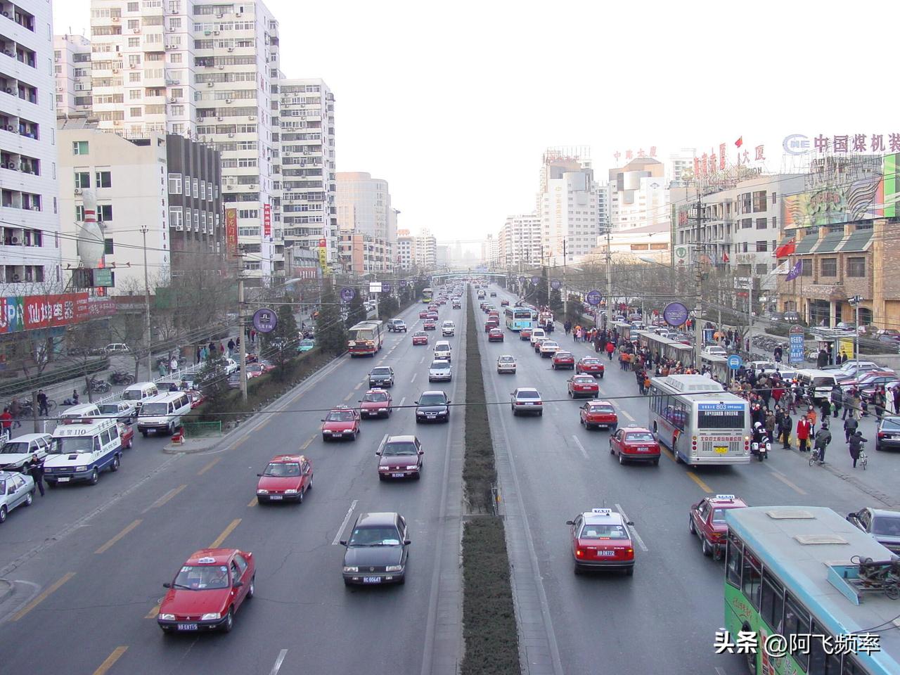 2002年逛完北京地坛庙会过天桥你能看见什么车？第十七届地坛春节文化庙会，转眼二