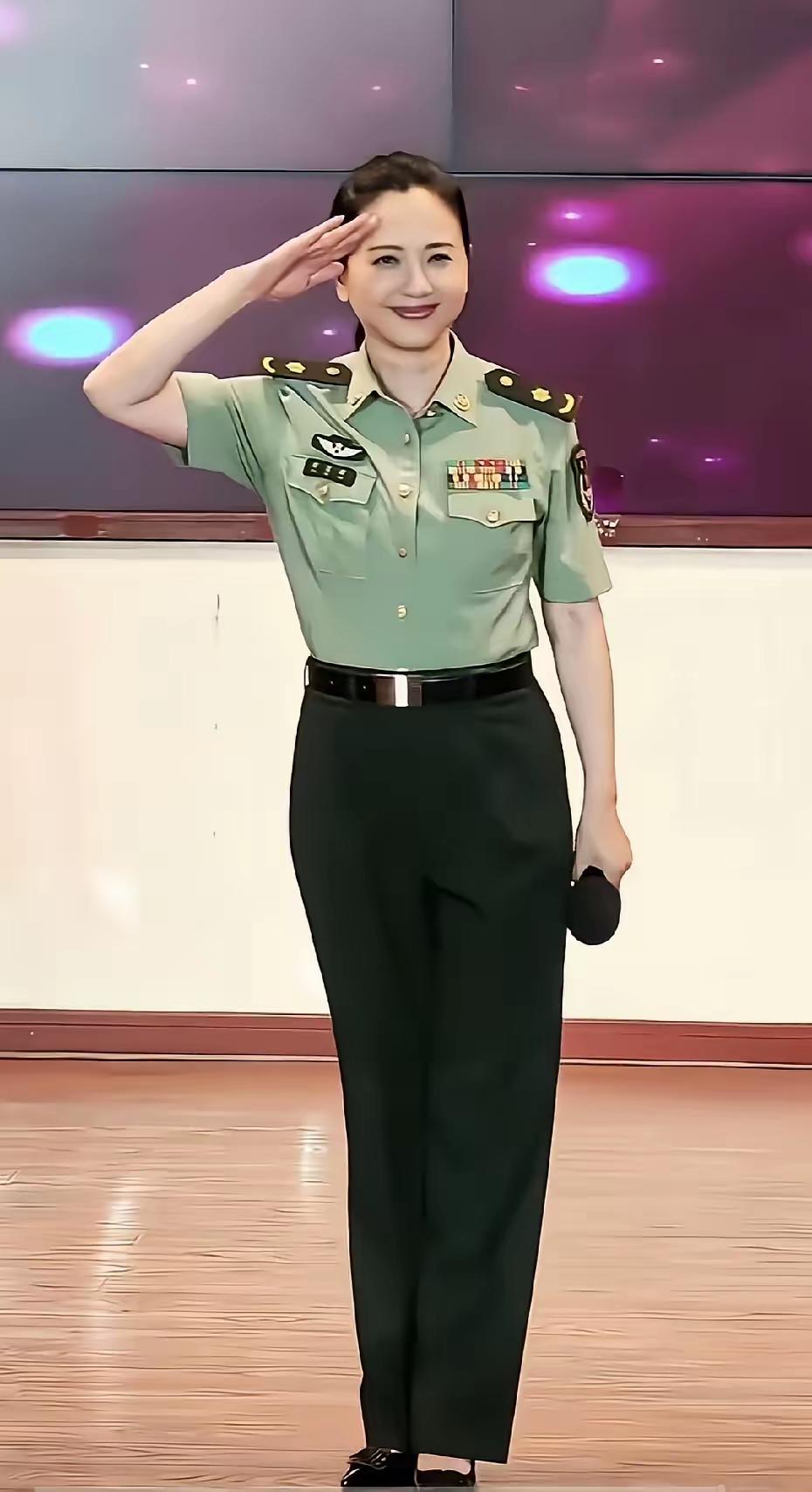 她穿着军服威武霸气十足，她的身材很标准东方美女
她继是军人，又是演员，可谓是全能