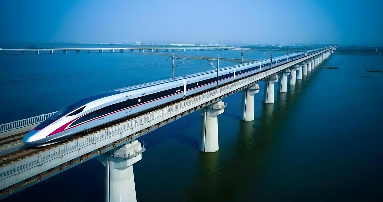 美国人羡慕中国的地方可太多了。在交通上，中国的高铁网络那叫一个发达，速度快、覆盖