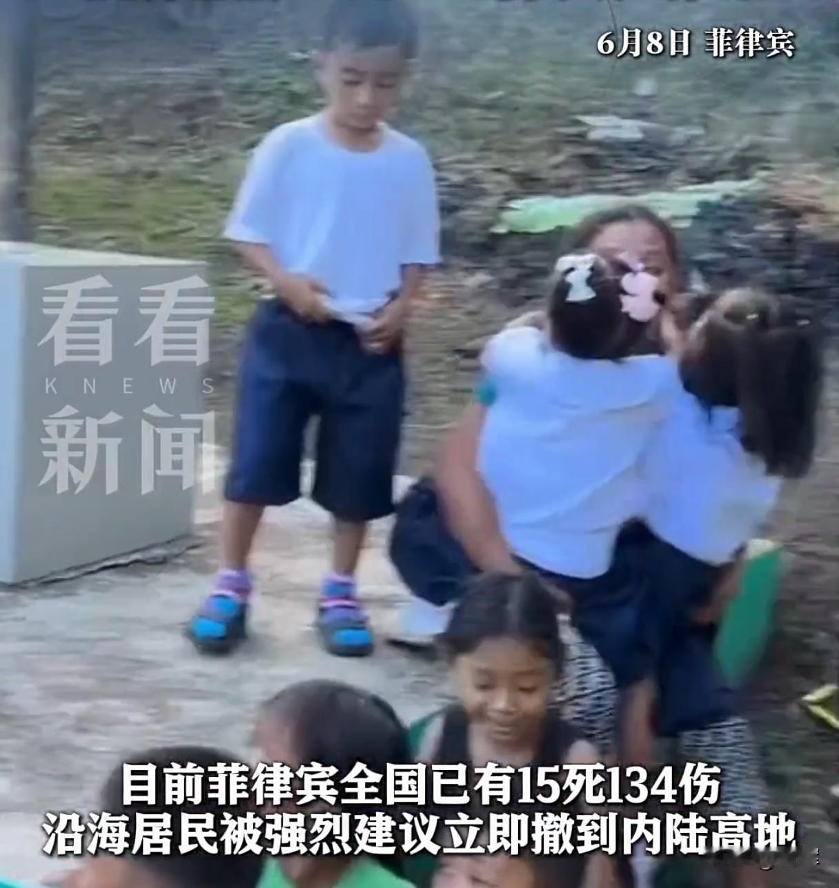 每一个国家都有伟大的人！菲律宾地震，女老师紧紧抱住孩子
这次菲律宾爆发的7.9级
