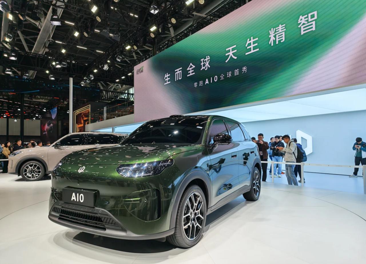 最近零跑风头火热啊，先后出了台lafa5和D19还不够，现在在广州车展还搬出一台