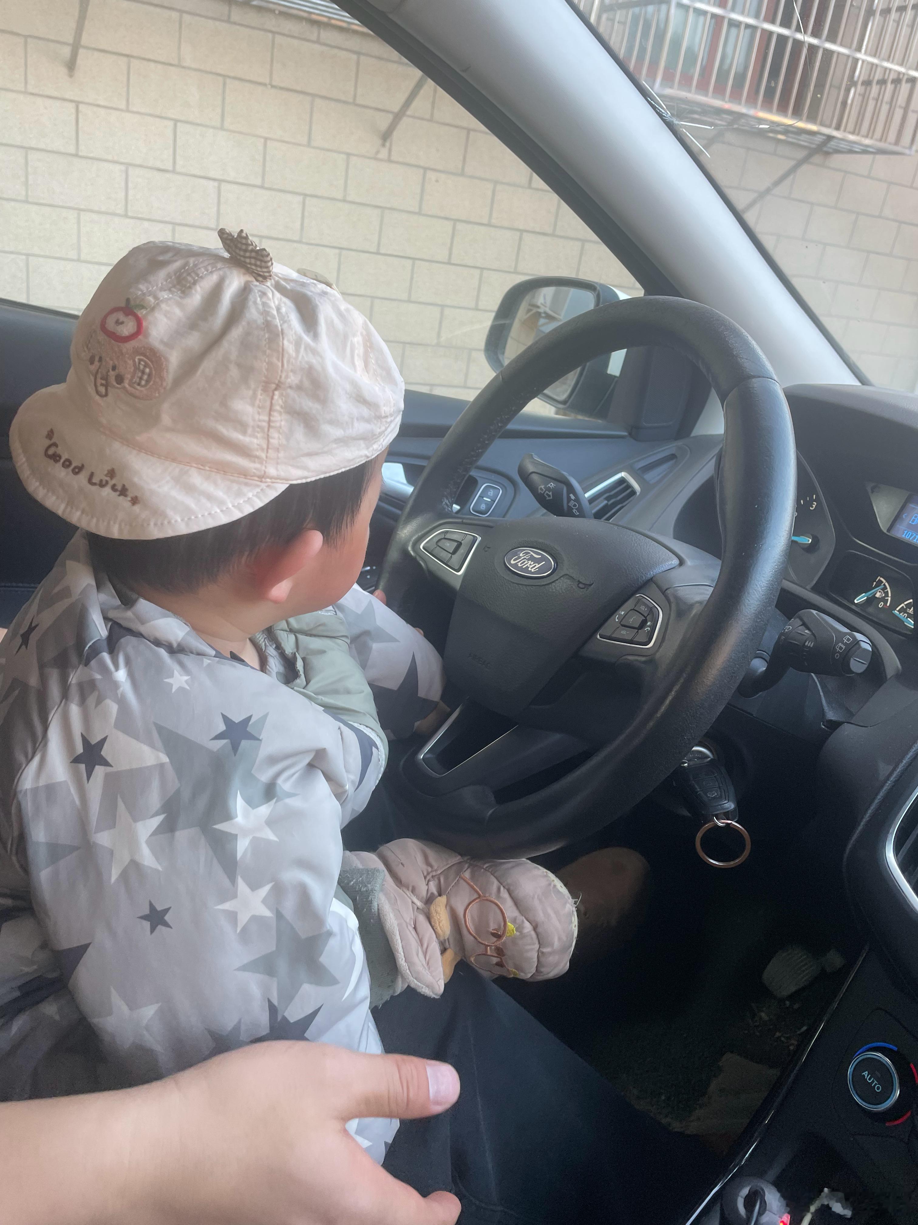 给娃儿用我这老旧燃油车启个蒙，以后这些小伙子估计再也看不到类似的车了。 