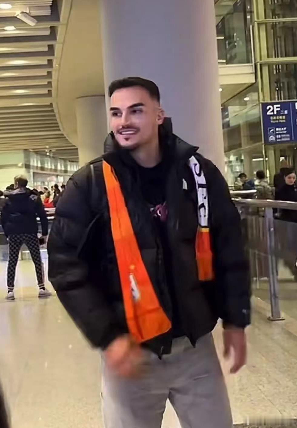 新外援就等体检了，也算是新春礼物吧。图片来自接机直播。 