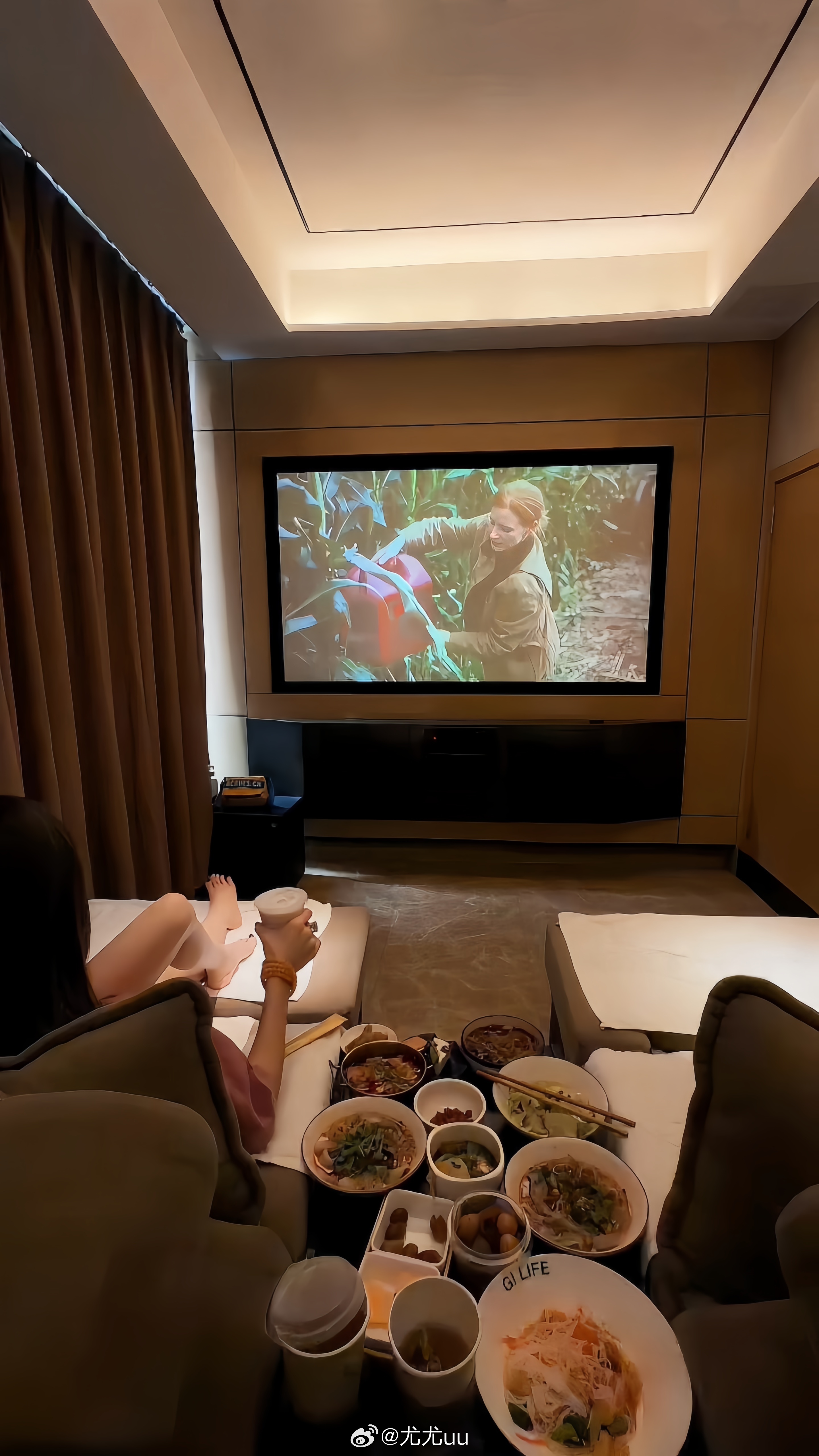 能摸摸你吗感觉你毛茸茸的像我的狗 