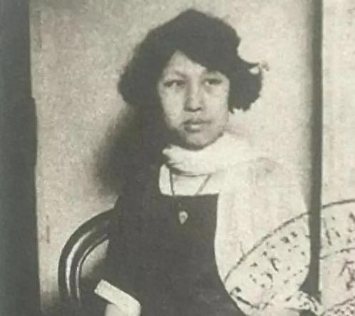 1909年，14岁的女孩被舅舅骗至青楼。鸨母瞅了一眼，撇嘴说：“宽嘴唇、塌鼻子、