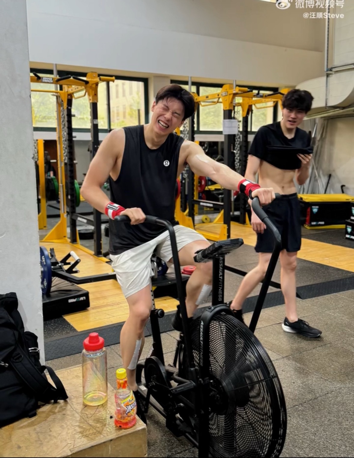 看这三张图就知道，此男非常懂得什么叫循序渐进、步步为营。 