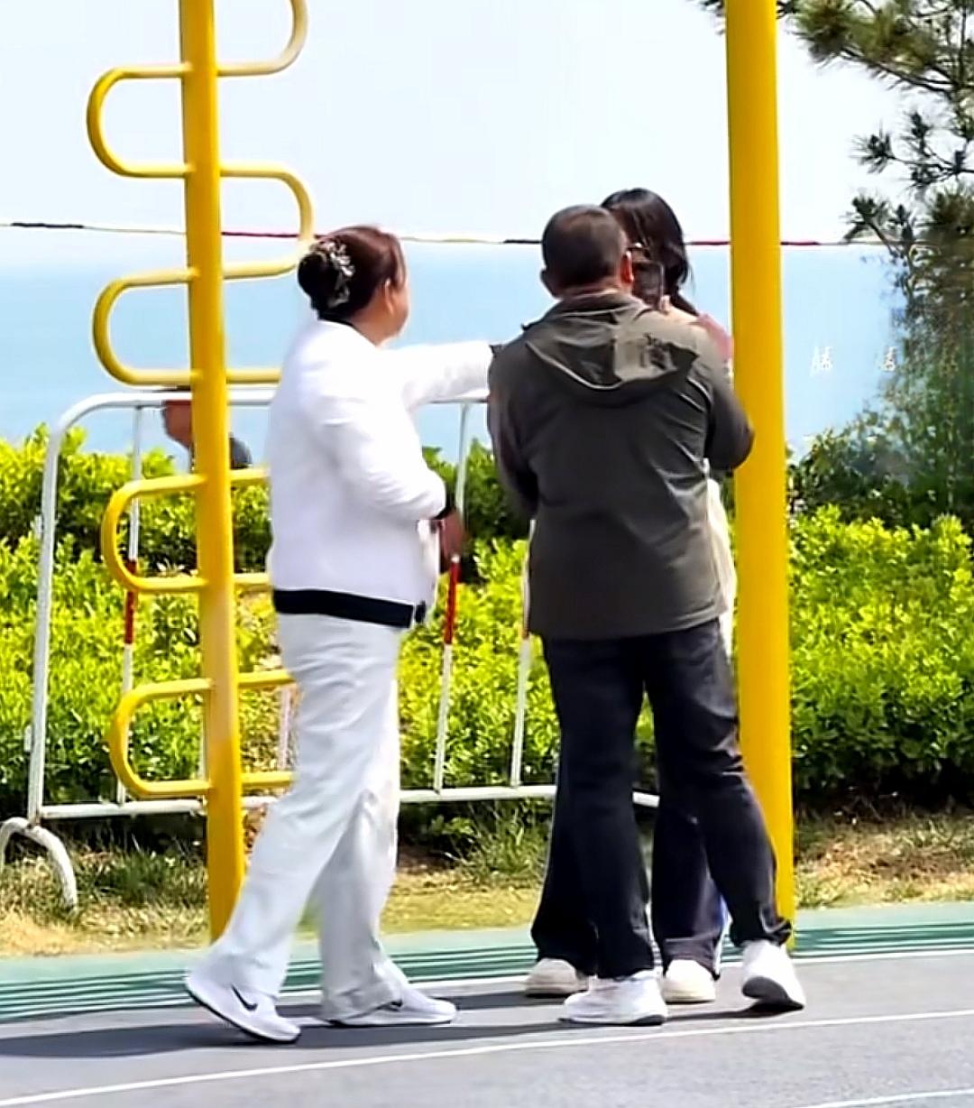 4月30日，山东烟台一处户外游乐设施旁，一名老人因认为“女孩年纪大了应把秋千让给