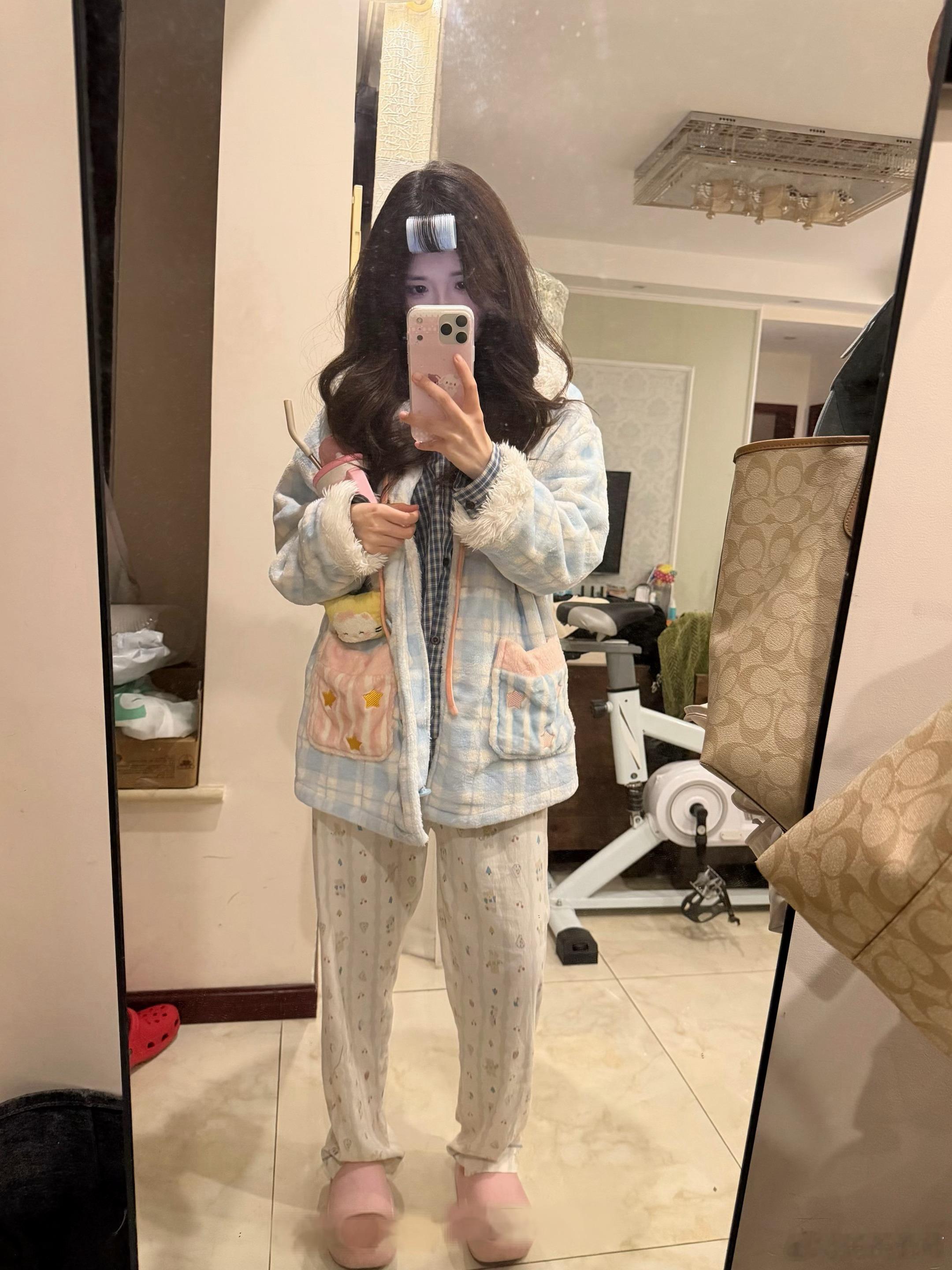 今年真的冷得好快 去年今天我还在穿短裤短袖 今年已经穿上棉睡衣了棉拖鞋紧急购入中