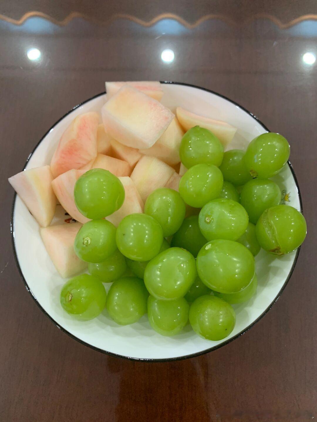 周末在家翻了会书，老婆就端来了水果。感谢亲爱的老婆大人，现在休息一下，缓解一下眼