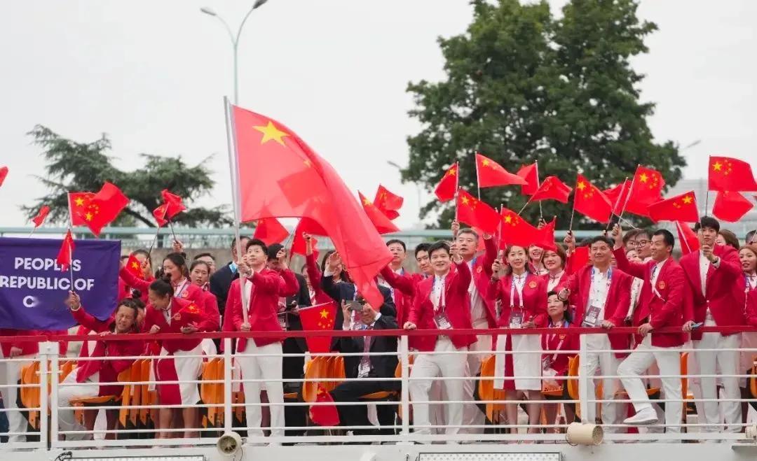 巴黎奥运会开幕式，有10个万万没想到：

1.没想到中国代表团这么多人（运动员4