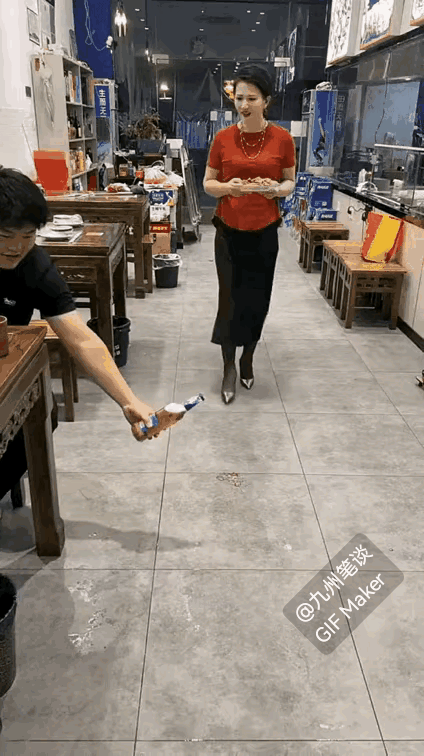男人来这家餐厅就冲着老板娘这一脚来的！老板娘开瓶技术杠杠滴！一脚即开，绝无第二脚