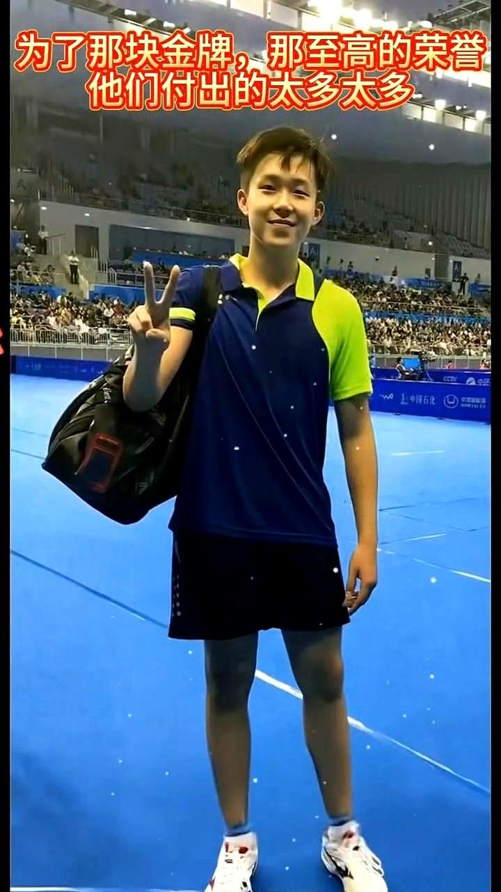 王楚钦现在这走路姿势，真是越看越心疼。

谁能想到，17岁的他走路根本不这样，完