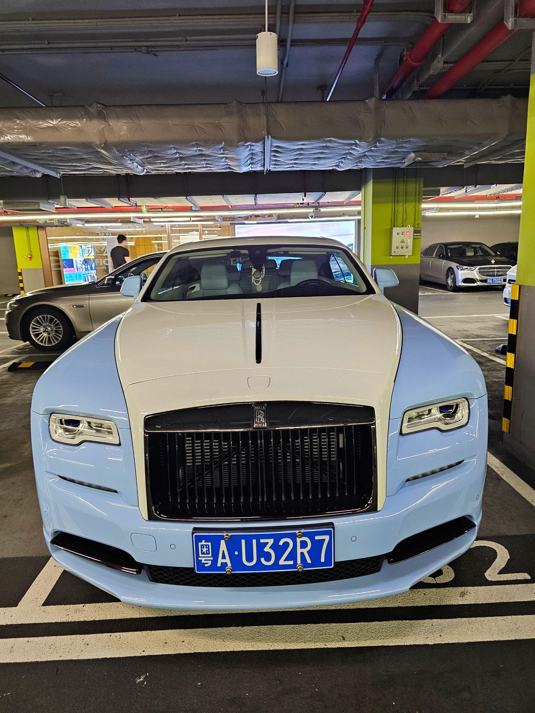 在某地库偶遇大佬座驾劳斯莱斯魅影Black Badge，双拼色的外观黑...