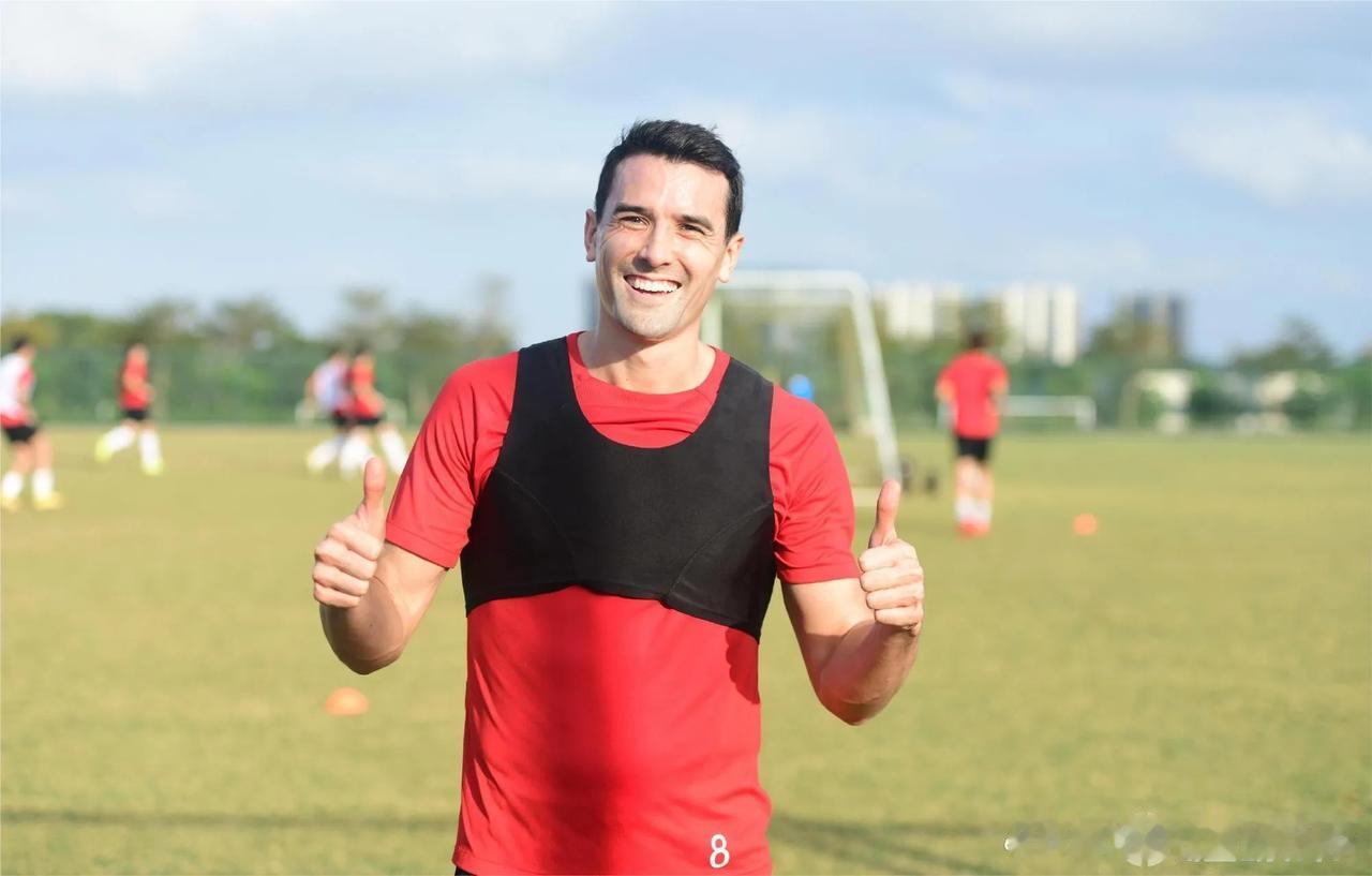 国足重大补强即将到来！最新消息，中国足协正在推动成都蓉城队长、中超最强后腰周定洋