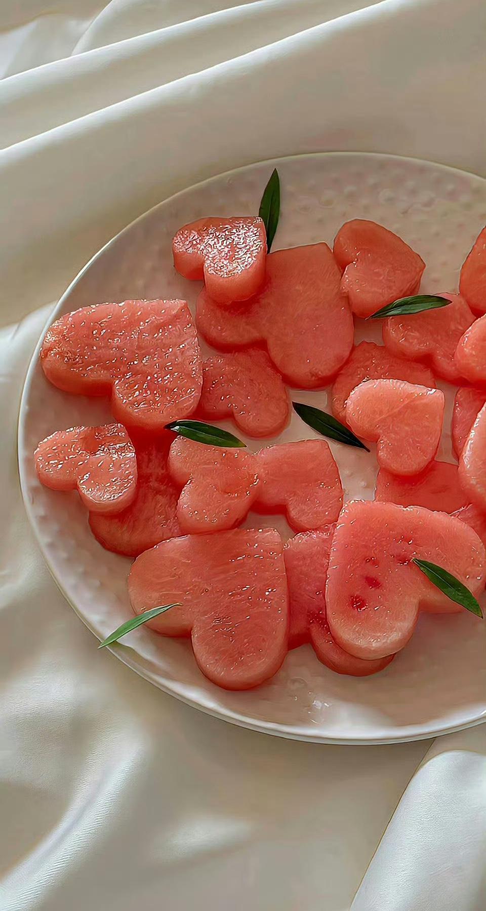 今天发现一个词叫：安慰剂效应。一个女孩在儿童餐厅打工，她发现一个神奇的现象就小朋