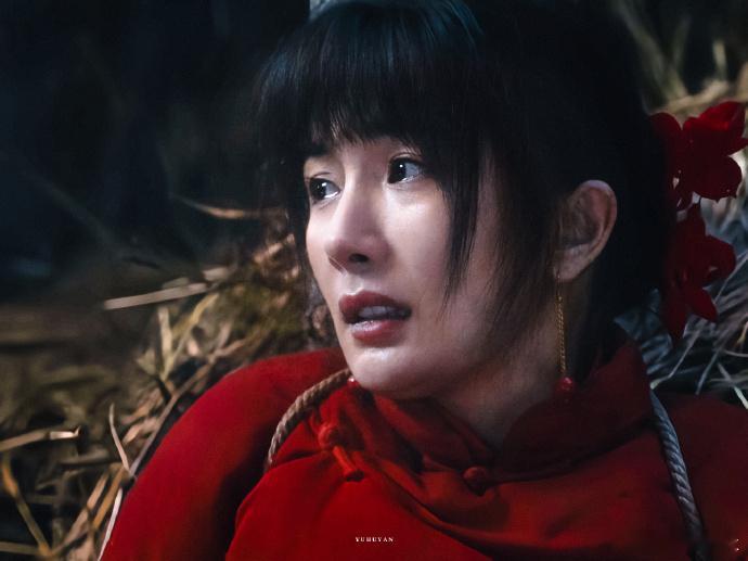 杨幂的眼神满满故事感 看杨幂新剧完全被她的状态和演技吸引，几近素颜出镜依旧亮眼，