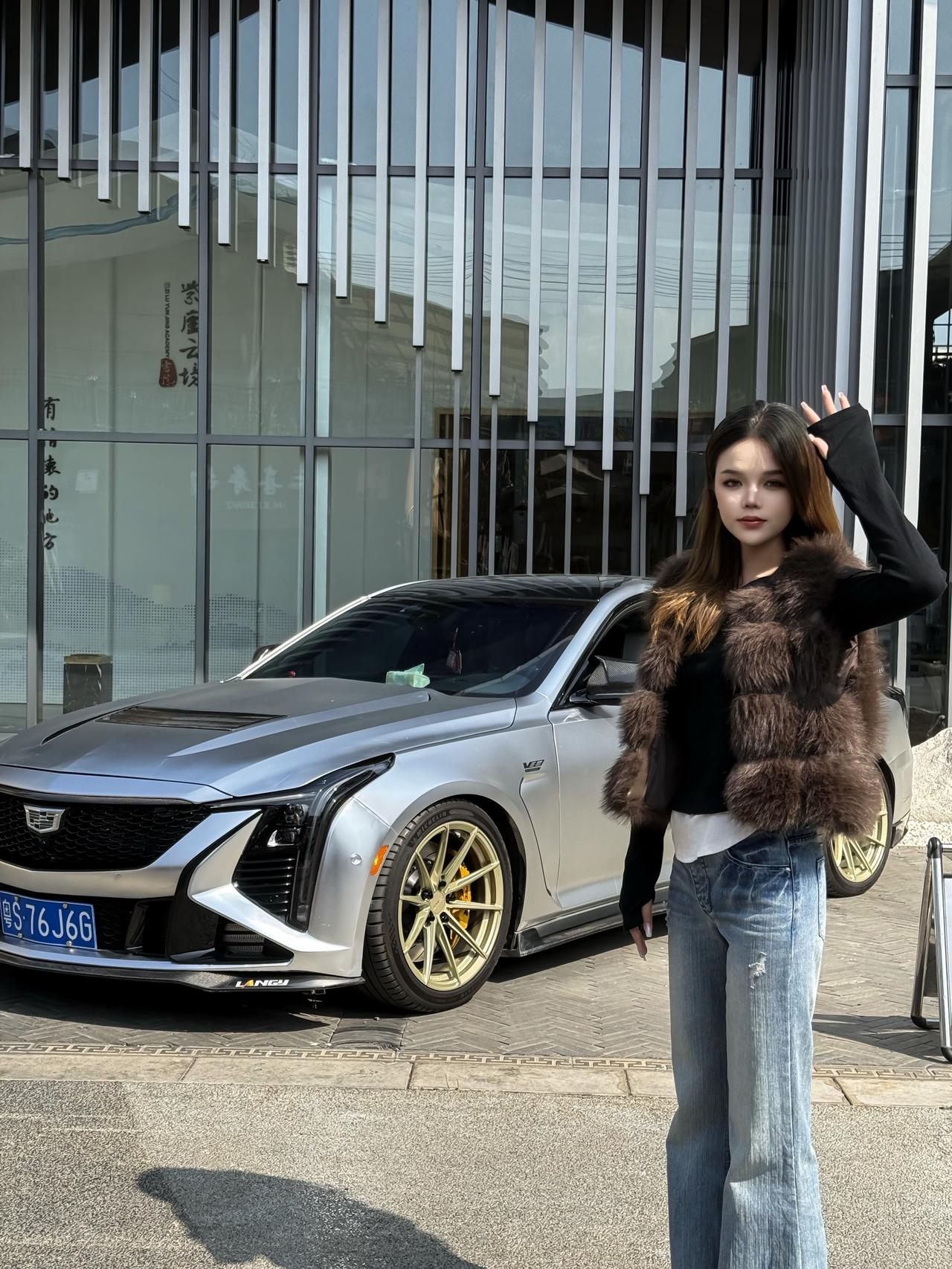 黄色的树林里分出两条路，而我选择了人迹更少的一条ct5