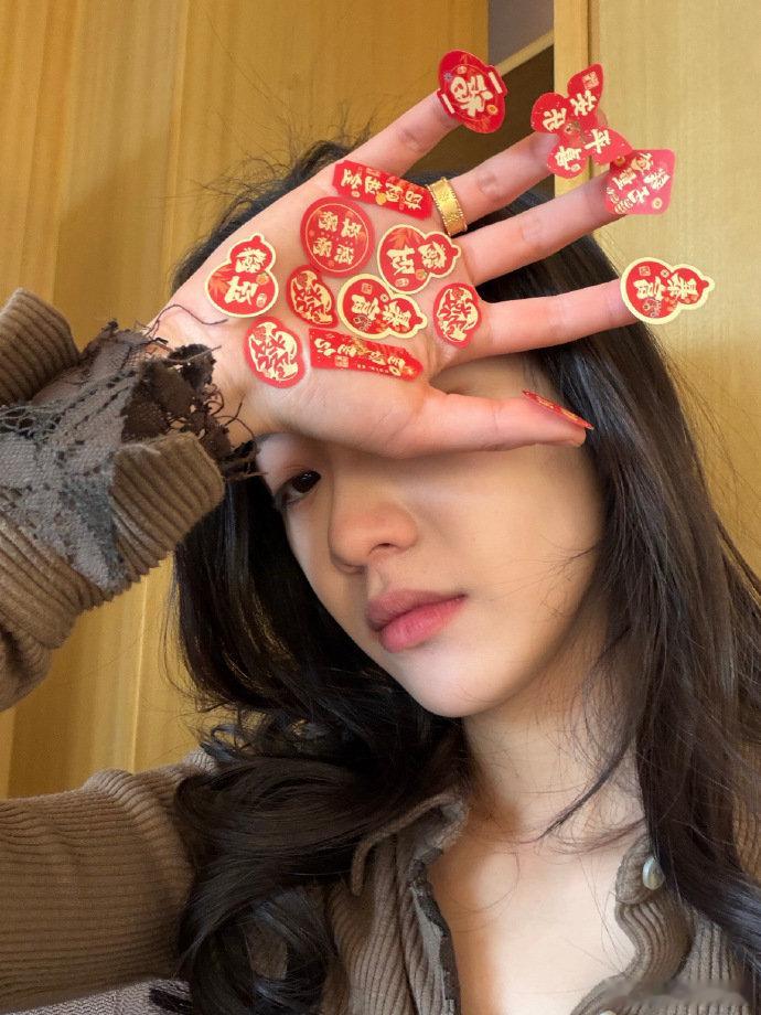 向涵之含红量极高 红红火火的小向也太明艳了吧！ 晒出的这组照片真的是年味儿拉满，