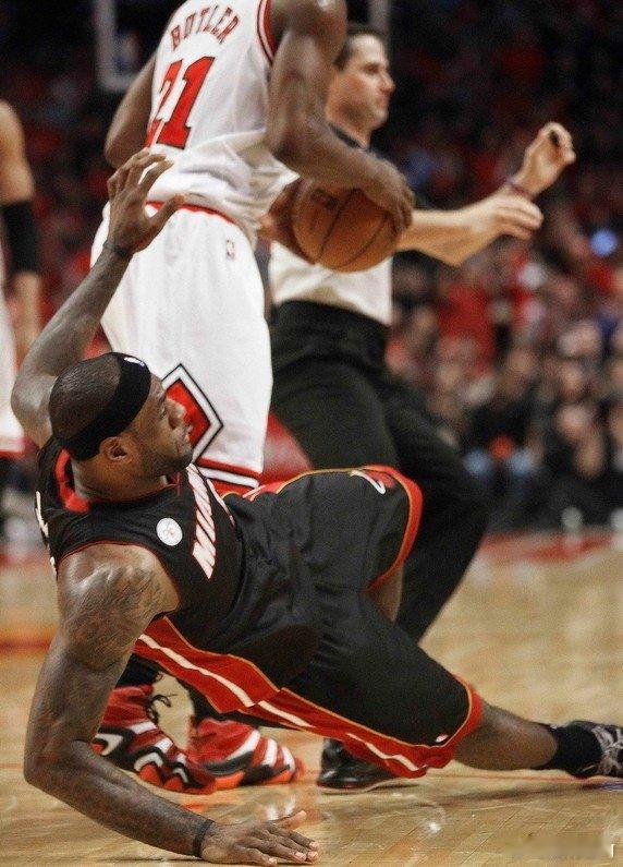 【热火客胜公牛！总比分2-1】北京时间5月11日，热火客场104-94公牛，总比