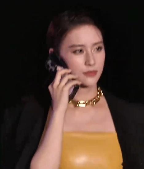 何超莲VOGUE真的在打电话本以为是很有想法的时尚pose，何超莲VOGUE红毯
