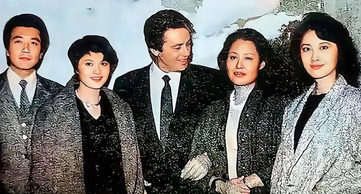 阿兰德龙对斯琴高娃挺崇拜， 不但挽着她，还如此地望着她 ，连镜头都忘记了。他右面