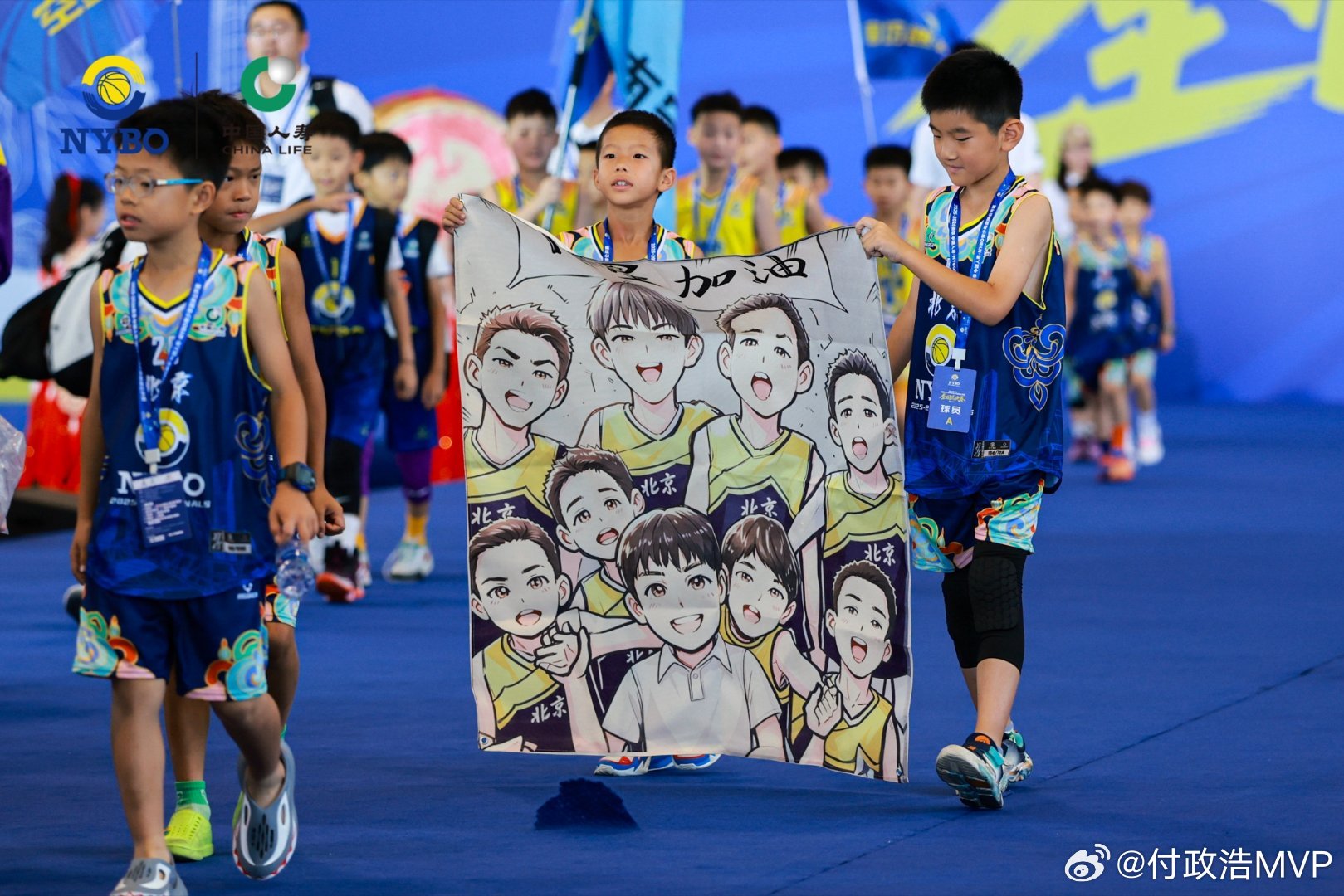 当代篮球青少年参赛时真的有一种享受比赛的松弛感。NYBO总决赛开幕式上，有位受伤