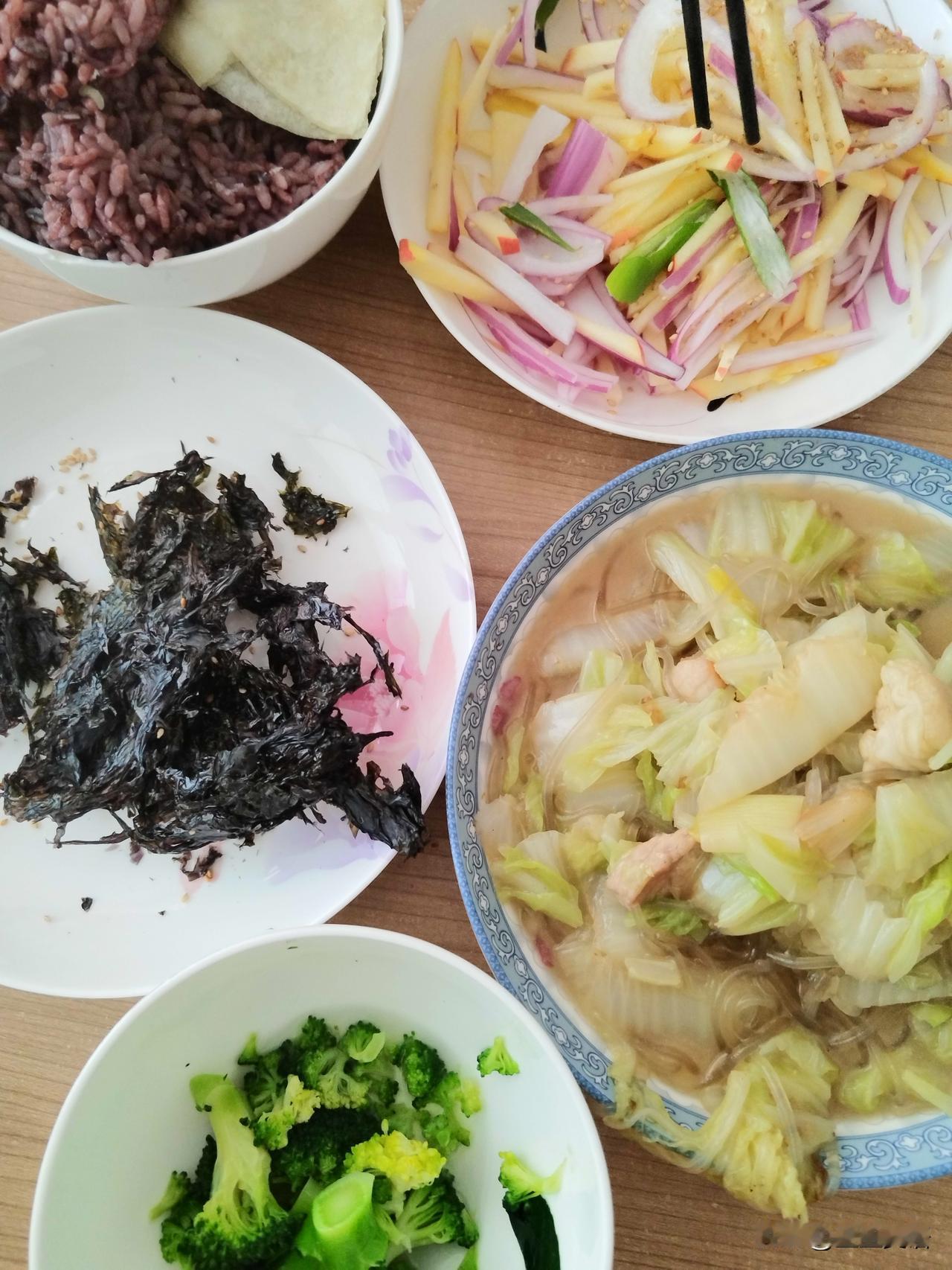 冬天，凉拌菜哪种最好吃？

洋葱丝拌苹果丝

哎呀，酸甜可口，脆生生的，吃一口，