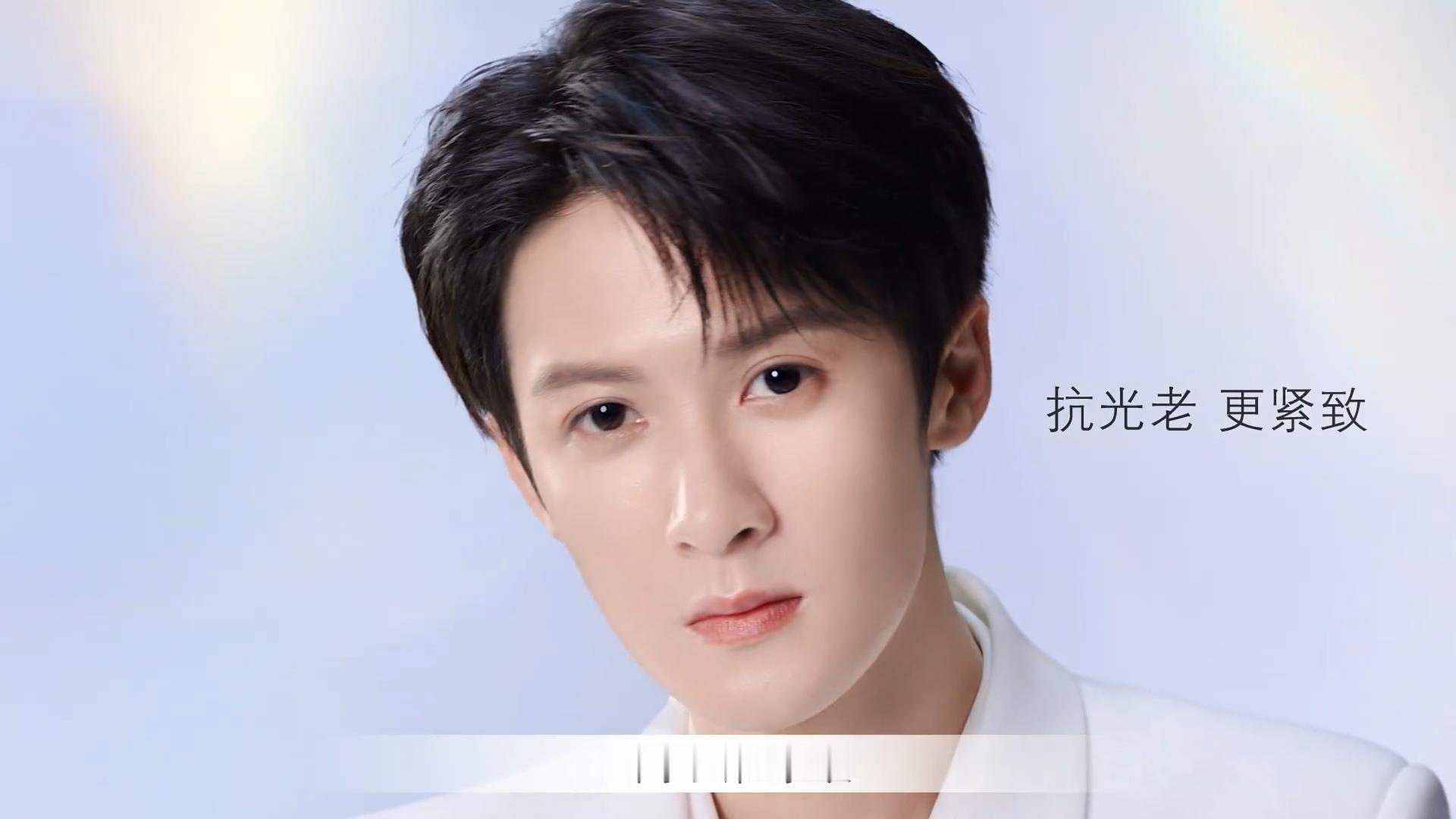 檀帝的正脸和侧脸都已是无敌CPB肌肤之钥品牌代言人檀健次 ​​​