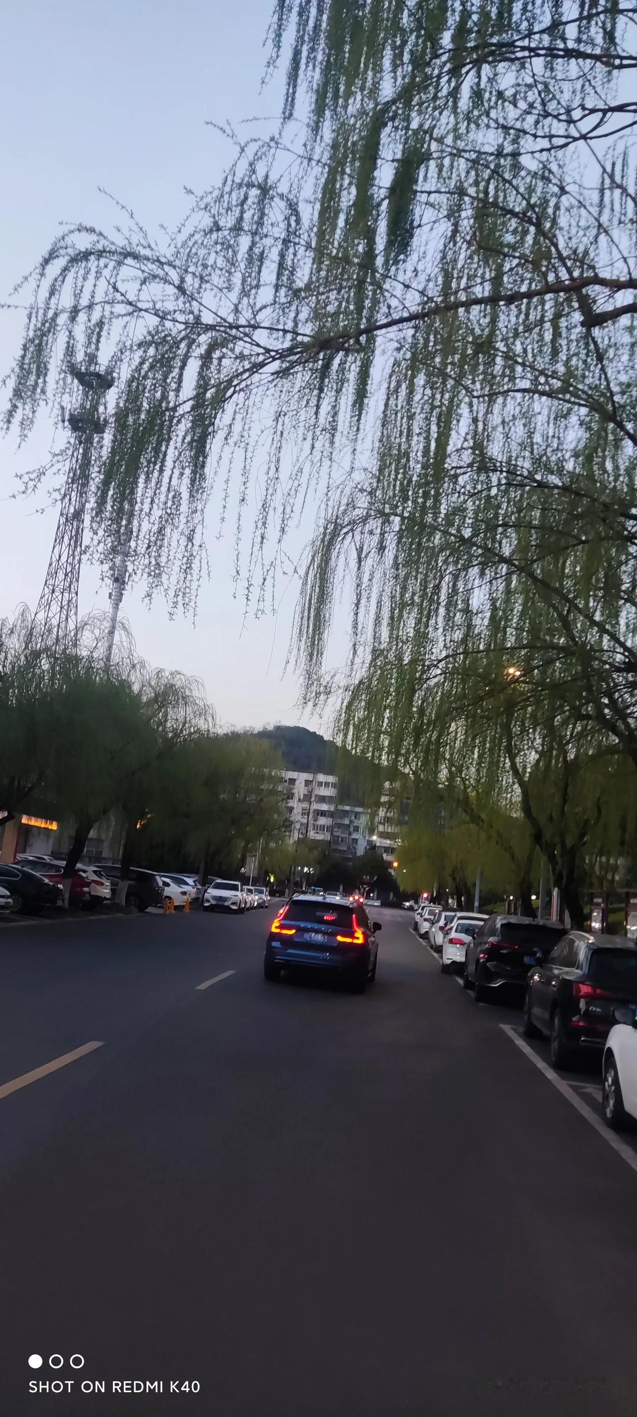 一>
上联：杨柳依依春色好
下联：炊烟袅袅人间早
——：春水柔柔入心色
——：烟