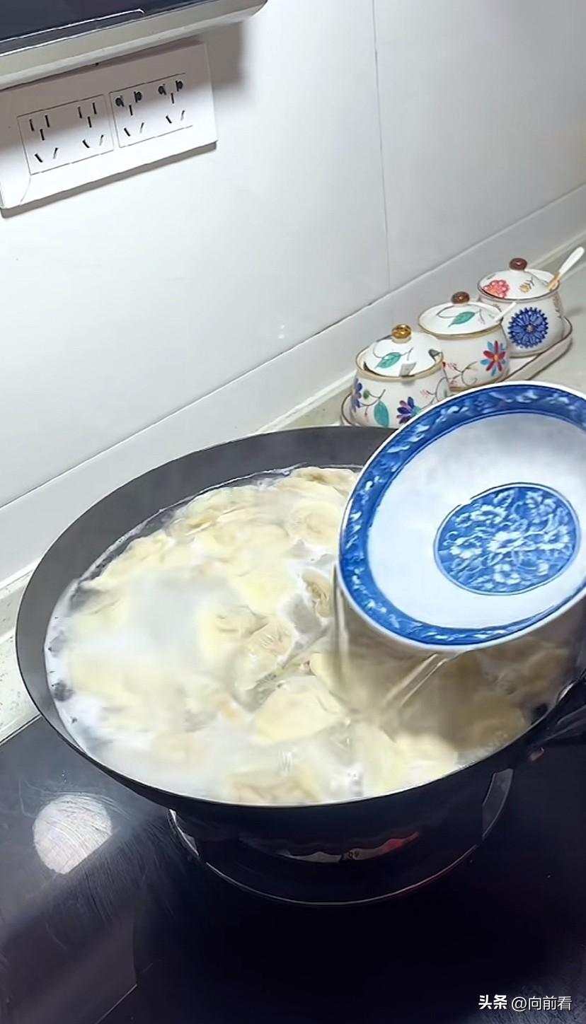 煮饺子加不加水，盖不盖盖，我和婆婆吵了八百遍，最后懂了…

煮饺子到底是“开盖煮