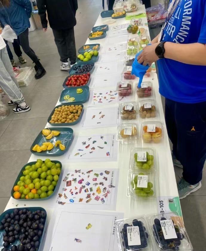 抖音集团下午茶招标！各种水果、面包试吃现场，只要投出自己喜欢吃的水果，贴上贴纸就