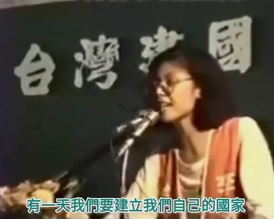 郑丽文被绿营绿蛙们翻历史[笑cry]1988年的郑丽文，和2014年的太阳花林飞