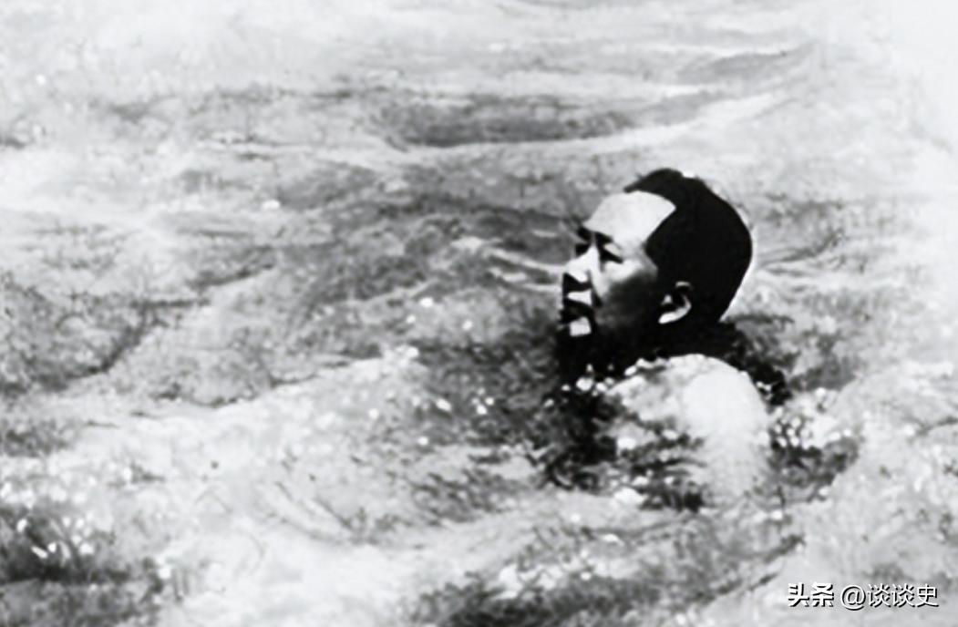 1957年，毛主席在青岛游泳后得了重感冒，高烧不退。省委书记请来一位老中医。
 