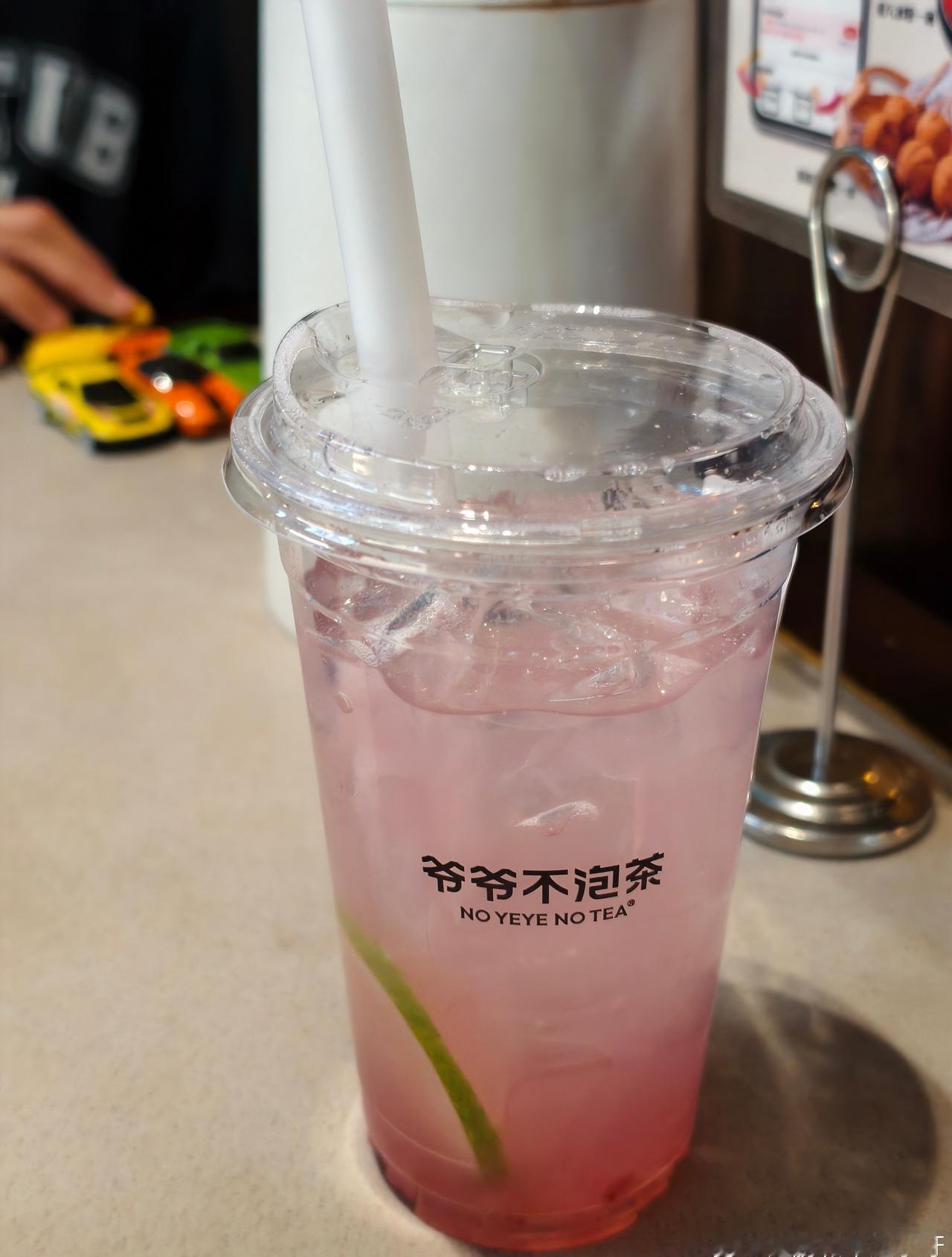 互联网世界真是让我涨见识了啊！！

10人吃饭花了一千多元，还能逃单？！

这直