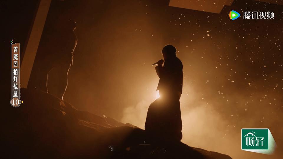 吉克隽逸看自己的来时路哭崩了 魔力歌先生舞台直击人心！吉克隽逸被唱哭，想起大凉山