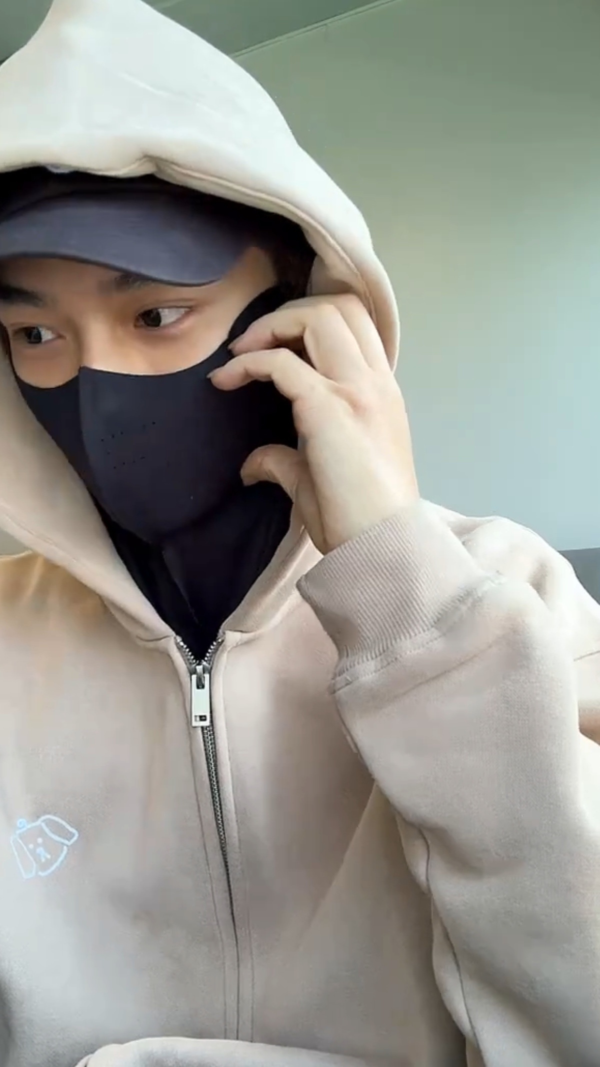 丁禹兮上岛防晒包到位的  在前往《永夜星河》录制过程中开了惊喜直播，开播没一会儿