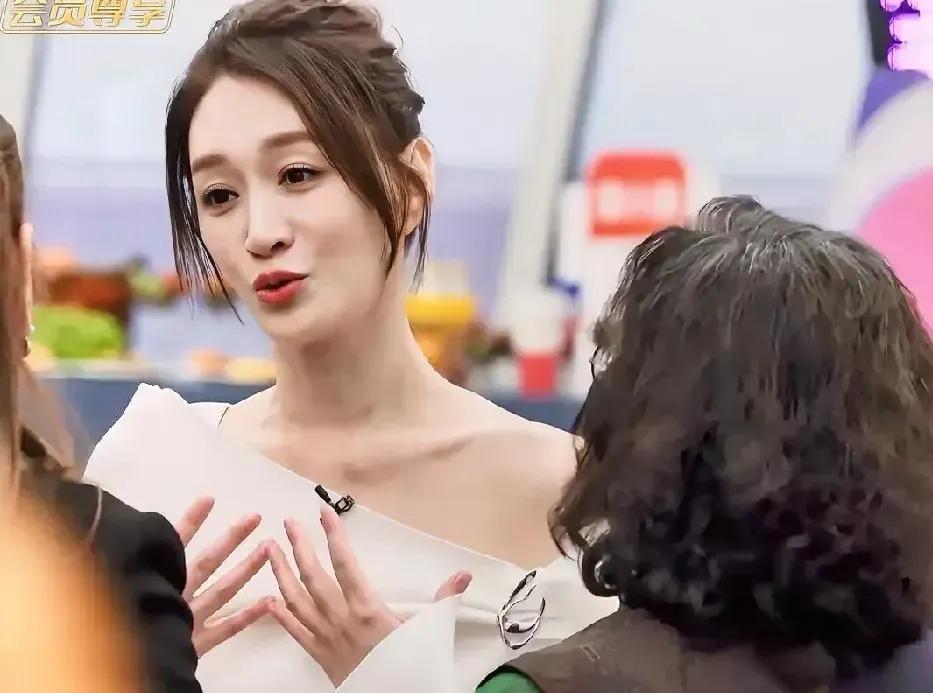 李小冉真是太难了。
在浪姐综艺，李小冉认错音乐人了，赶紧连续九十度鞠躬道歉，她说