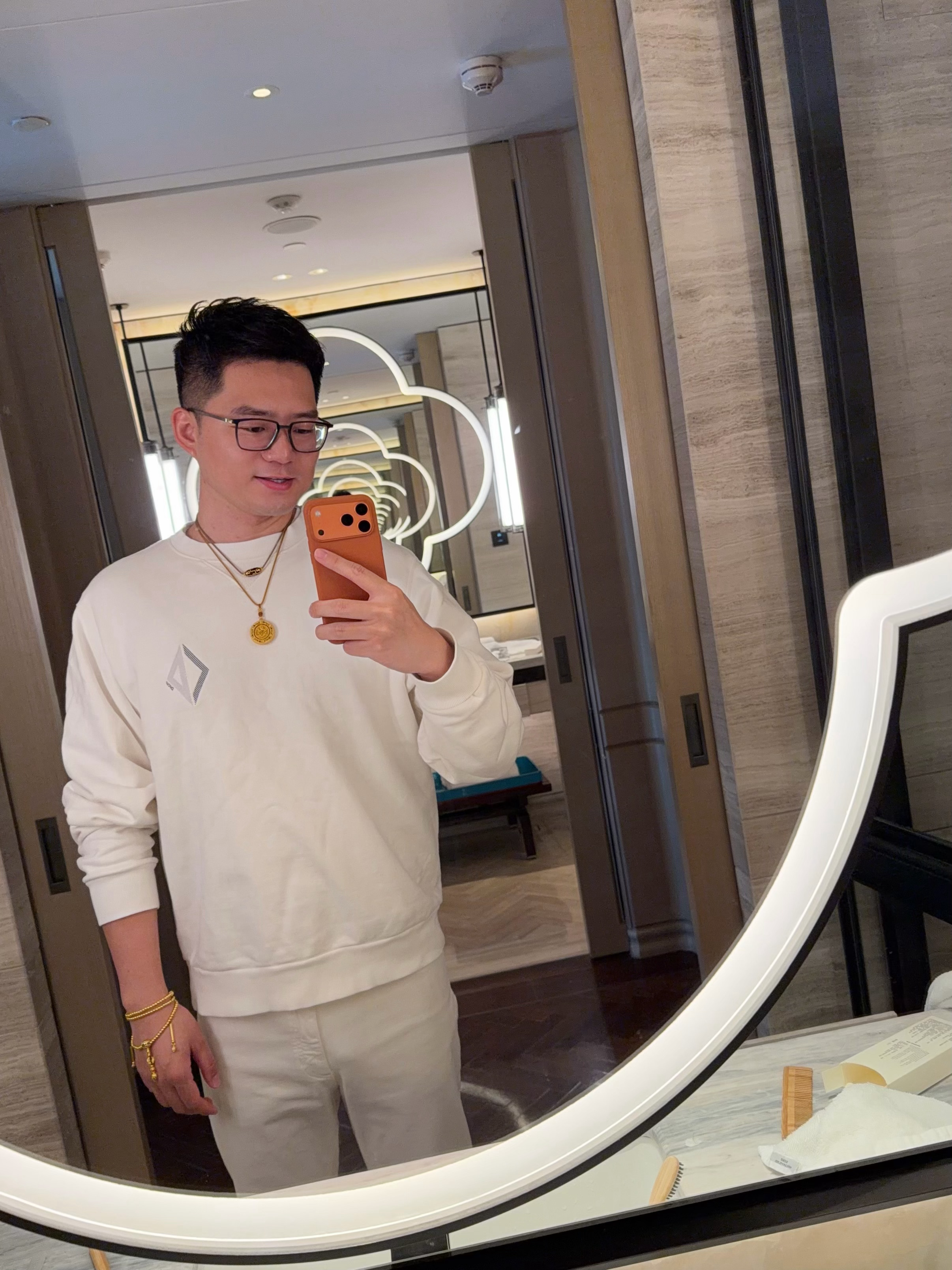 早呀，今天当一天周大福男孩。[手指比心]一会带大家看看周大福千万珠宝长啥样，听说