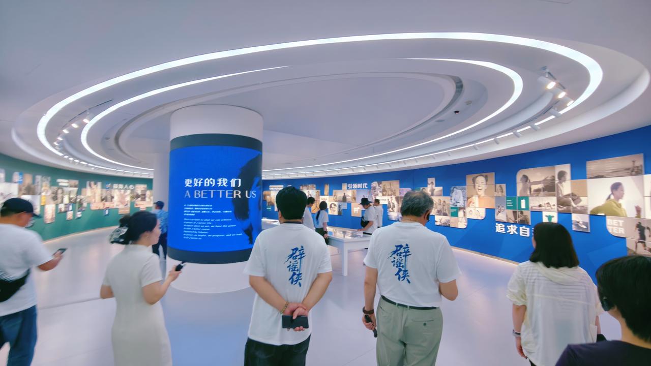 【全球最大液态奶“灯塔工厂”，藏着一座会思考的牛奶星球】在宁夏灵武的戈壁与绿洲间