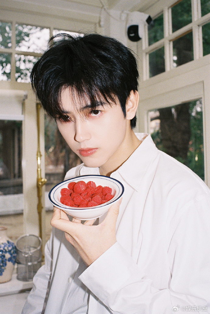 陈飞宇直飞巴黎陈飞宇工作室回应飞巴黎行程，明确回应巴黎时装周行程采用直飞方式，未