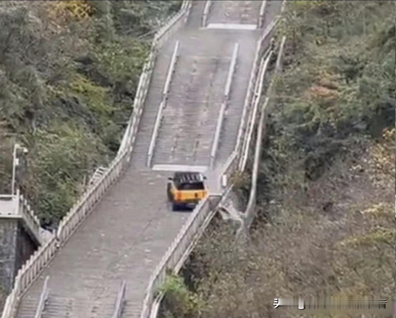 车企营销实在不必剑走偏锋。

天门山本是公共景区，奇瑞偏要在此搞车辆爬坡演示的噱