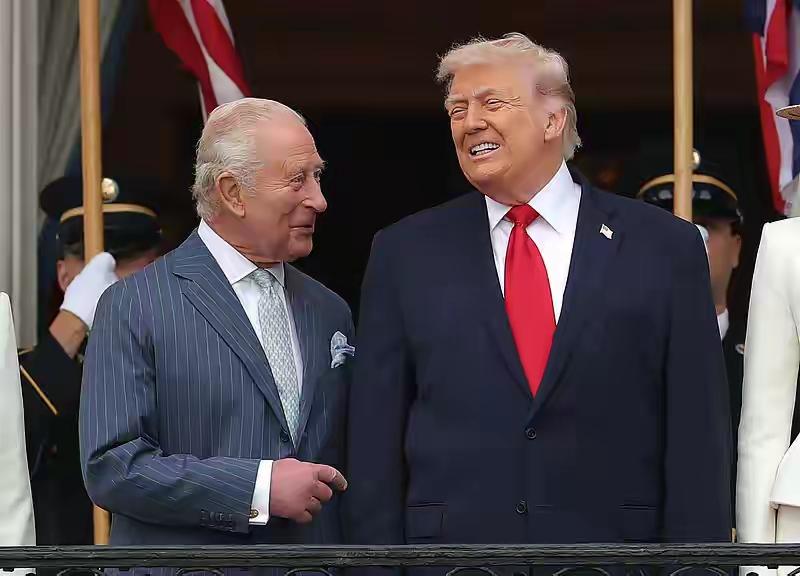 从这张图片完全可以看出，美国请高高凌驾于英国之上。特朗普一幅高高在上的样子，眼睛