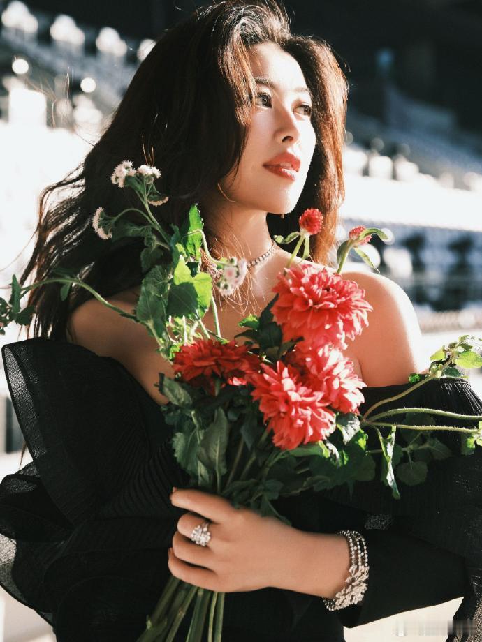 朱珠的贵气感穿搭夯爆内娱朱珠的侧颜确实很曼妙 谁懂朱珠的穿搭品味！不追潮流只重质