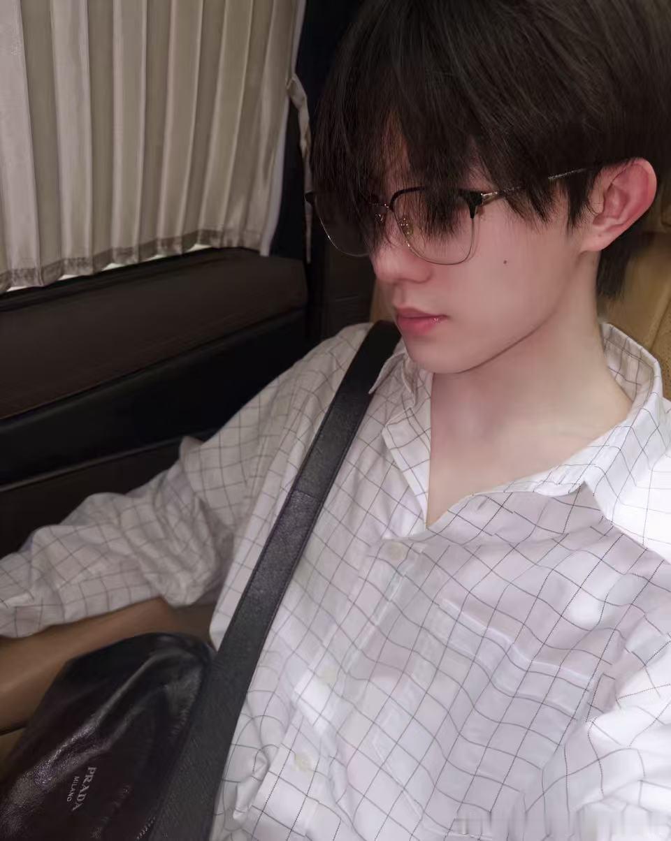 苏新皓上课去了苏新皓格子衬衫眼镜造型 苏新皓格子衬衫眼镜造型 