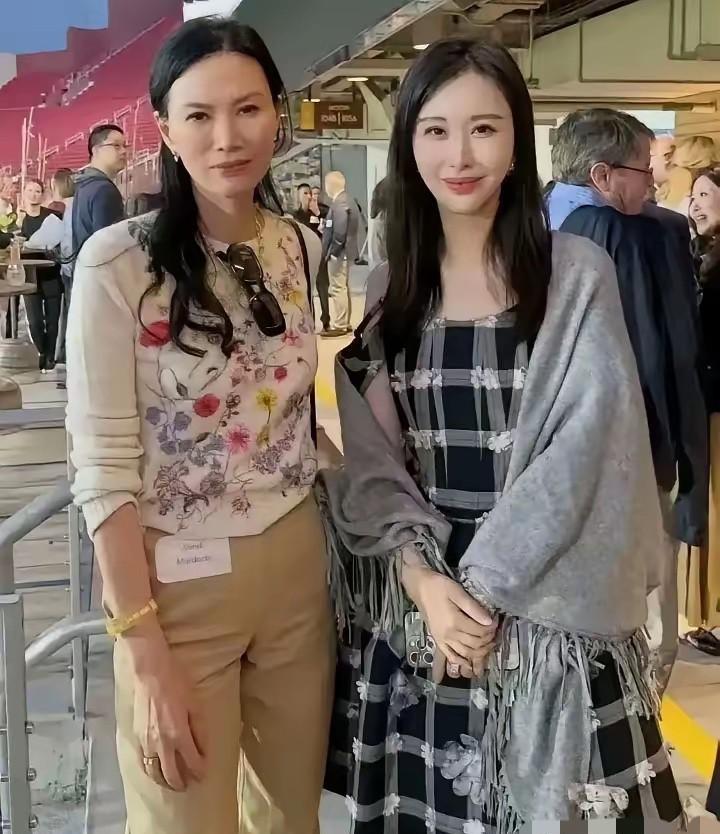 同样是借助婚姻完成阶层跨越，为什么邓文迪能成为资本本身，而田朴珺却始终活在王石的