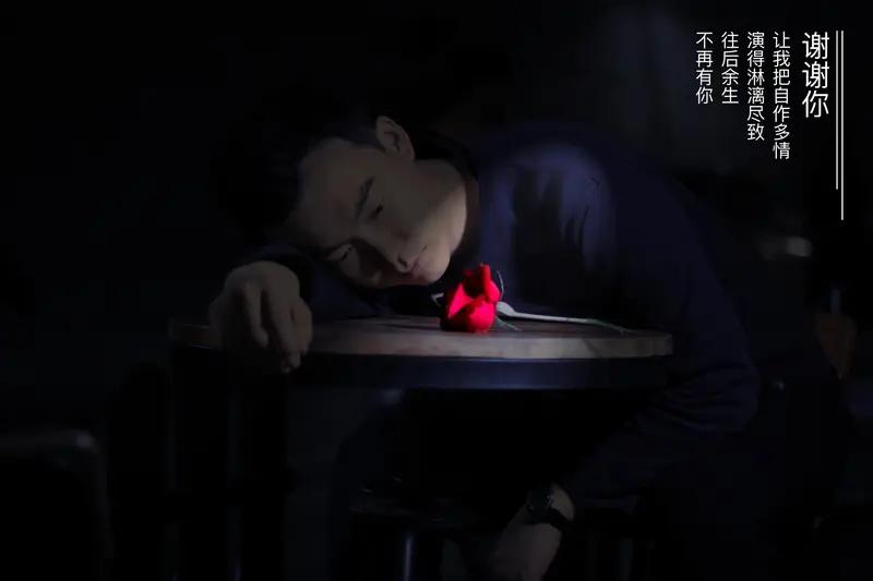 认清不爱你的男人其实不难。他可能从不主动联系你，你发十条消息他才回一条，惜字如金